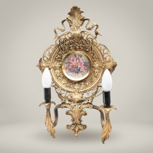 أبليك حائط روكوكو من النحاس المذهب بميدالية بورسلان مرسومة يدوياً وذراعَي شمعة - Antique Gold