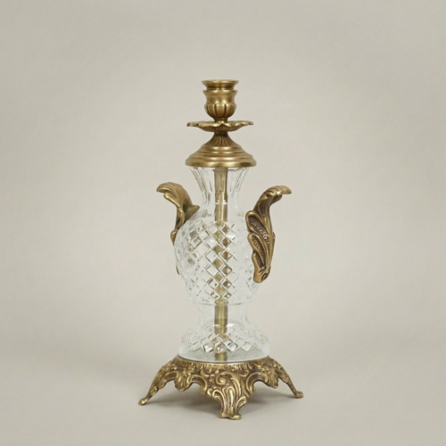 شمعدان كريستال مقطوع على طراز الروكوكو بقاعدة نحاسية منحوتة ومقابض أكانثوس - Antique Gold