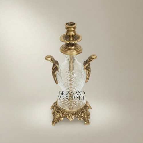 شمعدان كريستال مقطوع على طراز الروكوكو بقاعدة نحاسية منحوتة ومقابض أكانثوس - Antique Gold