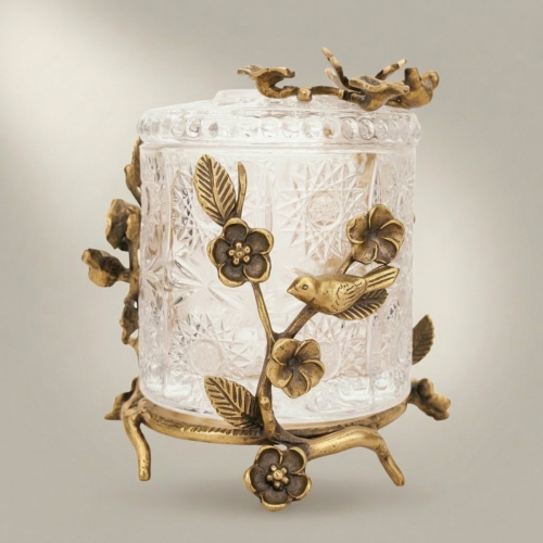 علبة مناديل كريستال مقطوع بإطار نحاسي على شكل أغصان زهرية وطائر - Antique Gold
