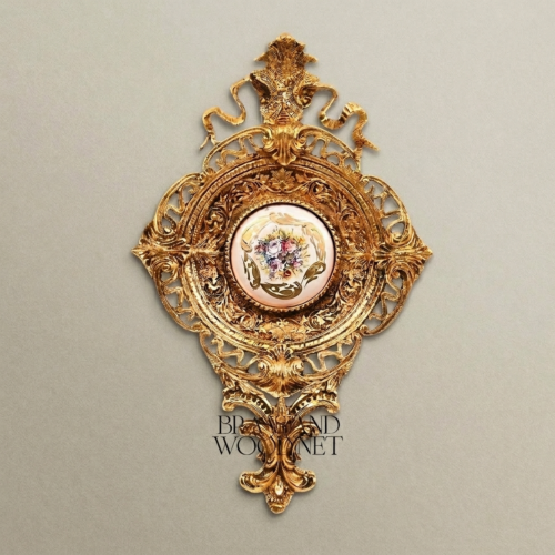ميدالية جدارية نحاسية بفيليغري روكوكو ووسط خزفي مرسوم يدوياً بزخارف زهرية - Gold