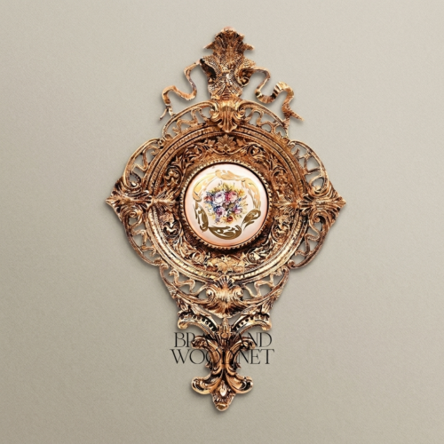 ميدالية جدارية نحاسية بفيليغري روكوكو ووسط خزفي مرسوم يدوياً بزخارف زهرية - Antique Gold