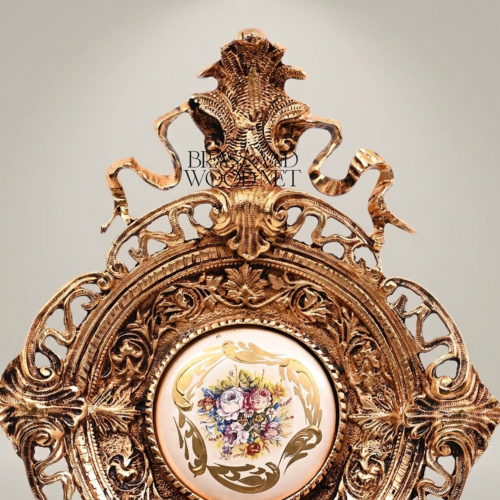 ميدالية جدارية نحاسية بفيليغري روكوكو ووسط خزفي مرسوم يدوياً بزخارف زهرية - Antique Gold