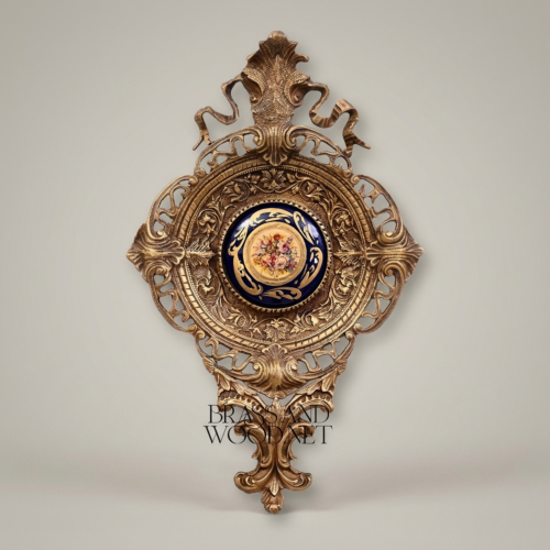 ميدالية جدارية نحاسية مشبكة على طراز الروكوكو مع لوحة خزفية زرقاء بزخارف زهرية - Antique Gold