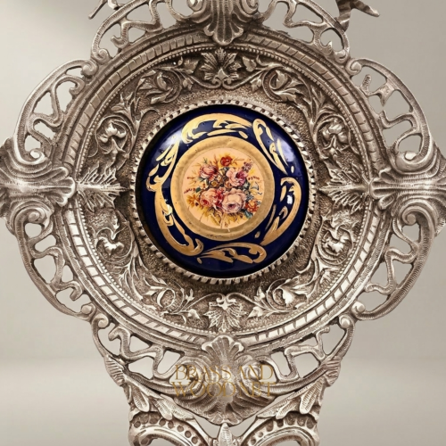 ميدالية جدارية نحاسية مشبكة على طراز الروكوكو مع لوحة خزفية زرقاء بزخارف زهرية - Silver