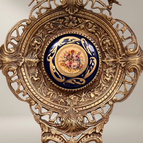 ميدالية جدارية نحاسية مشبكة على طراز الروكوكو مع لوحة خزفية زرقاء بزخارف زهرية - Antique Gold