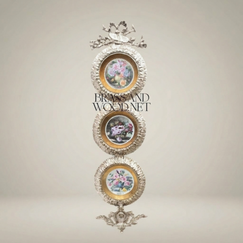إطار جداري نحاسي ثلاثي الدوائر على طراز الروكوكو بميداليات خزفية زهرية وتاج شريطي - Silver