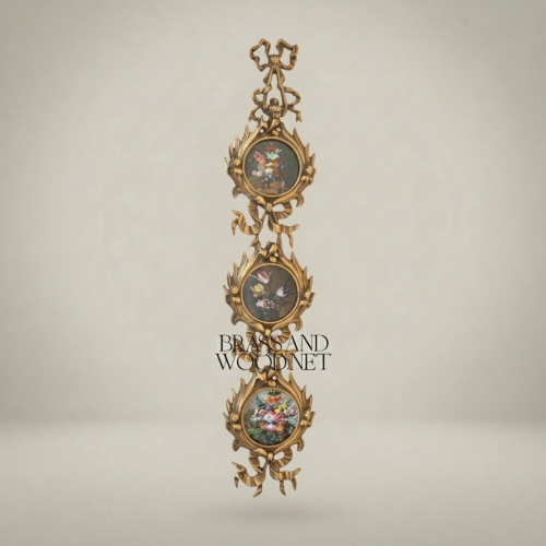 معلقة جدارية نحاسية بثلاثة ميداليات على الطراز الروكوكو مع لوحات زهرية مرسومة - Antique Gold